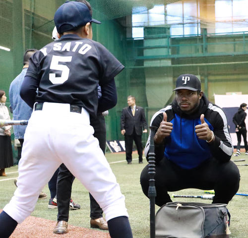 打撃指導を行うプイグ（撮影・中島郁夫）