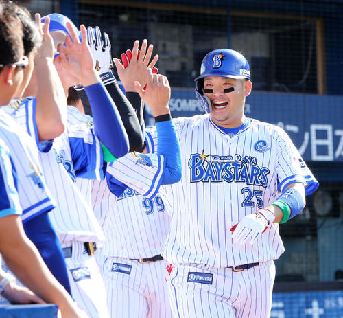 本塁打を放ちベンチ前で喜ぶ筒香嘉智（2019年10月5日撮影）