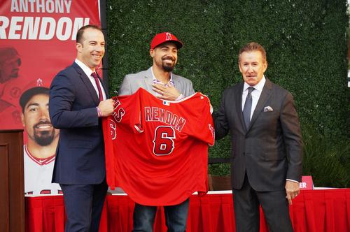 エンゼルスタジアムで入団会見を行ったレンドン。左はエプラーGM、右はモレノ球団オーナー