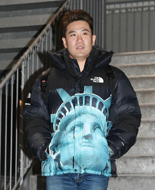 楽天の球団事務所を後にするヤンキース田中（撮影・滝沢徹郎）