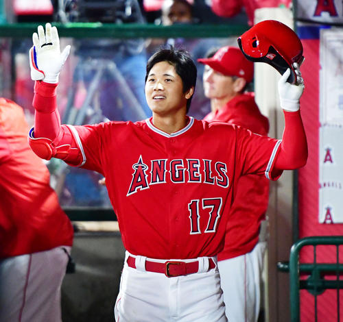 18年4月3日、メジャー初本塁打を放ち笑顔でベンチに戻ったエンゼルス大谷は静かなベンチに戸惑い祝福をおねだり（撮影・清水貴仁）