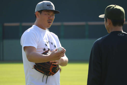 メジャー球を手にする山口