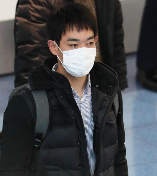 レッズとの正式契約に向けて渡米する秋山