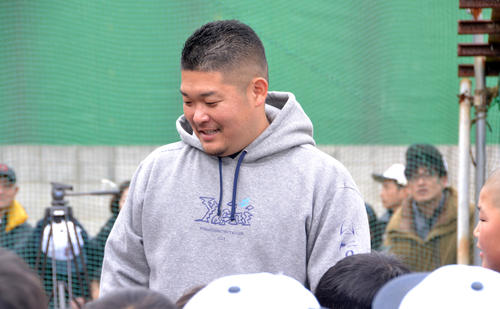 中学時代に所属し、現在スーパーバイザーを務める堺ビッグボーイズの交流会に参加した筒香（撮影・望月千草）