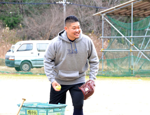 堺ビッグボーイズの交流会でトスを上げる筒香（撮影・望月千草）