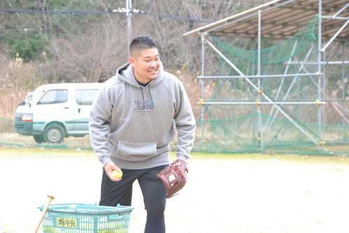 堺ビッグボーイズの交流会でトスを上げる筒香（撮影・望月千草）