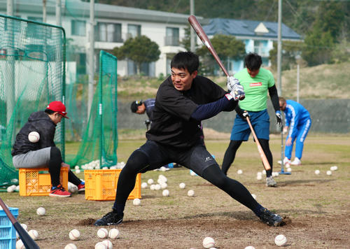 精力的に打撃練習を行うレッズ秋山（撮影・足立雅史）