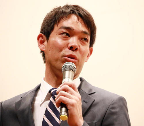神奈川学童野球指導者セミナーで講演するレッズ秋山（撮影・中島郁夫）