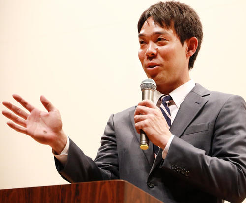 神奈川学童野球指導者セミナーで講演するレッズ秋山の右手には大きな血豆が見られた（撮影・中島郁夫）