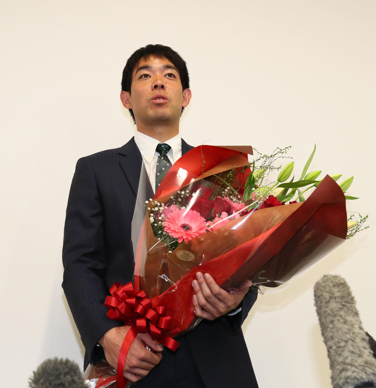 レッズ秋山は西武の事務所を訪れ球団への感謝を語った（撮影・足立雅史）