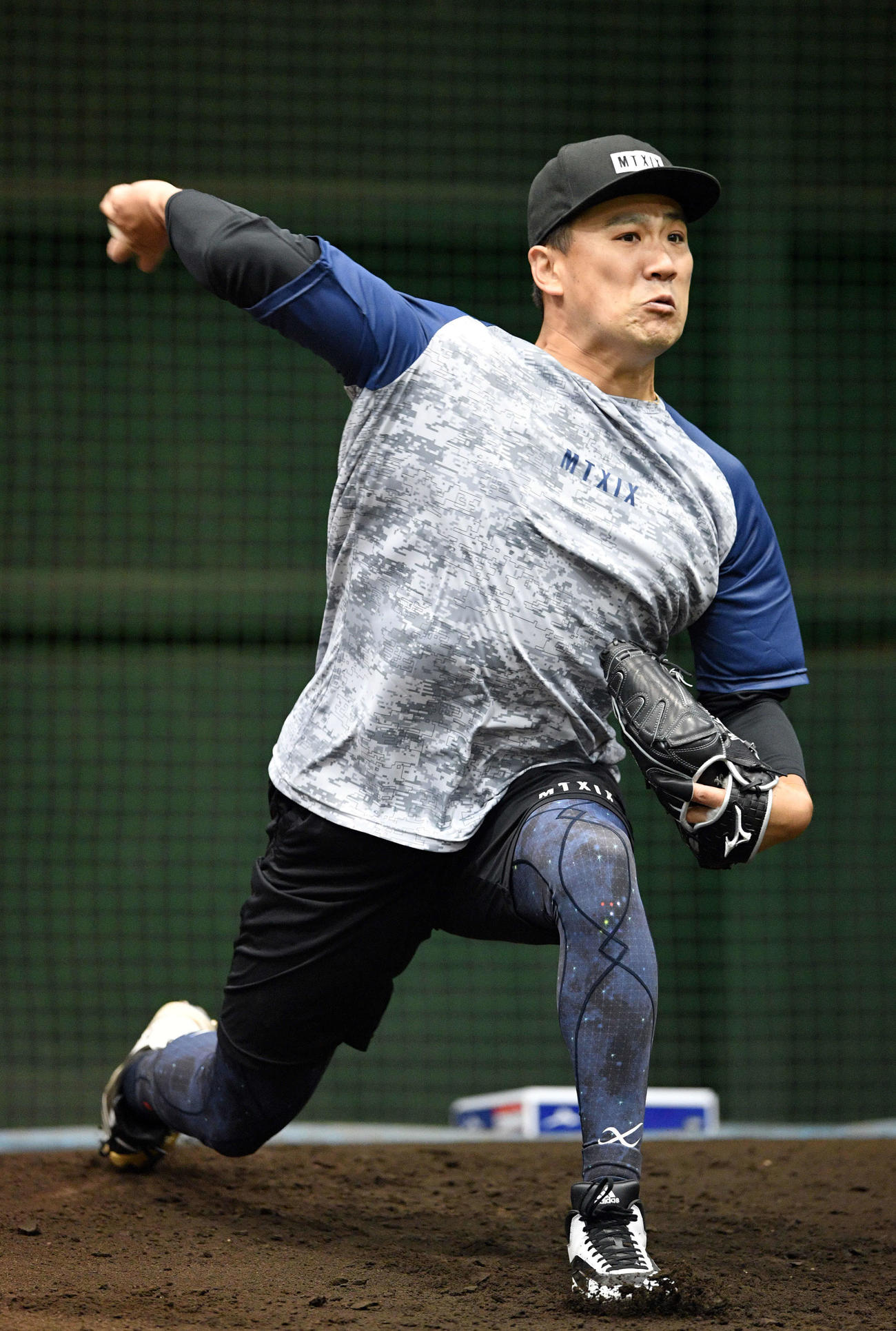 ブルペンで力投するヤンキース田中（撮影・滝沢徹郎）