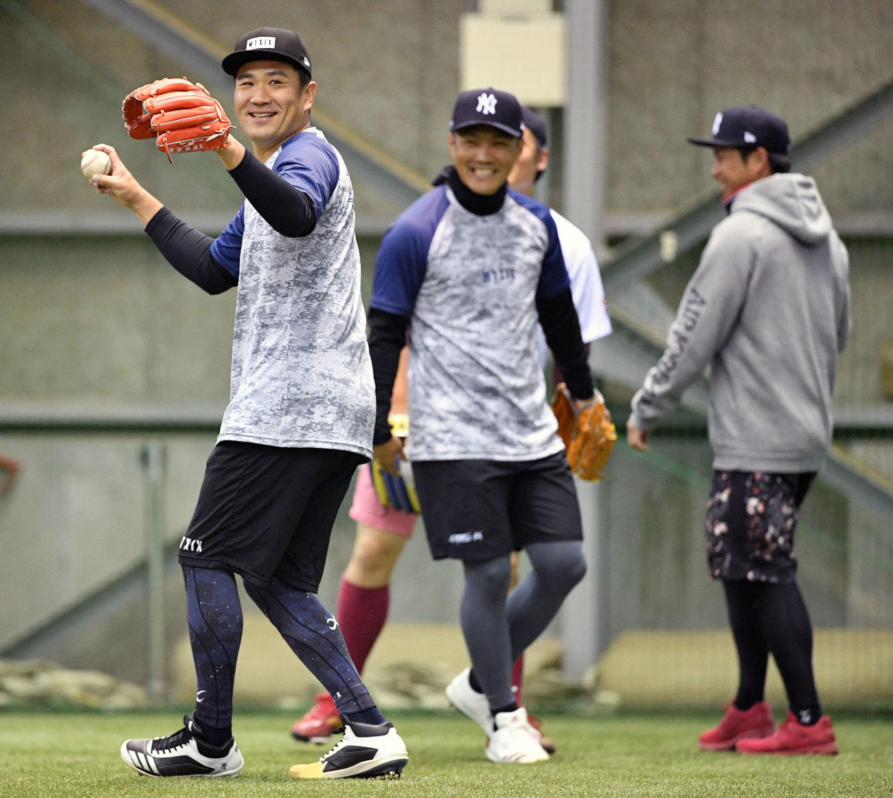 自主トレーニングでノックを受けるヤンキース田中（手前）（撮影・滝沢徹郎）