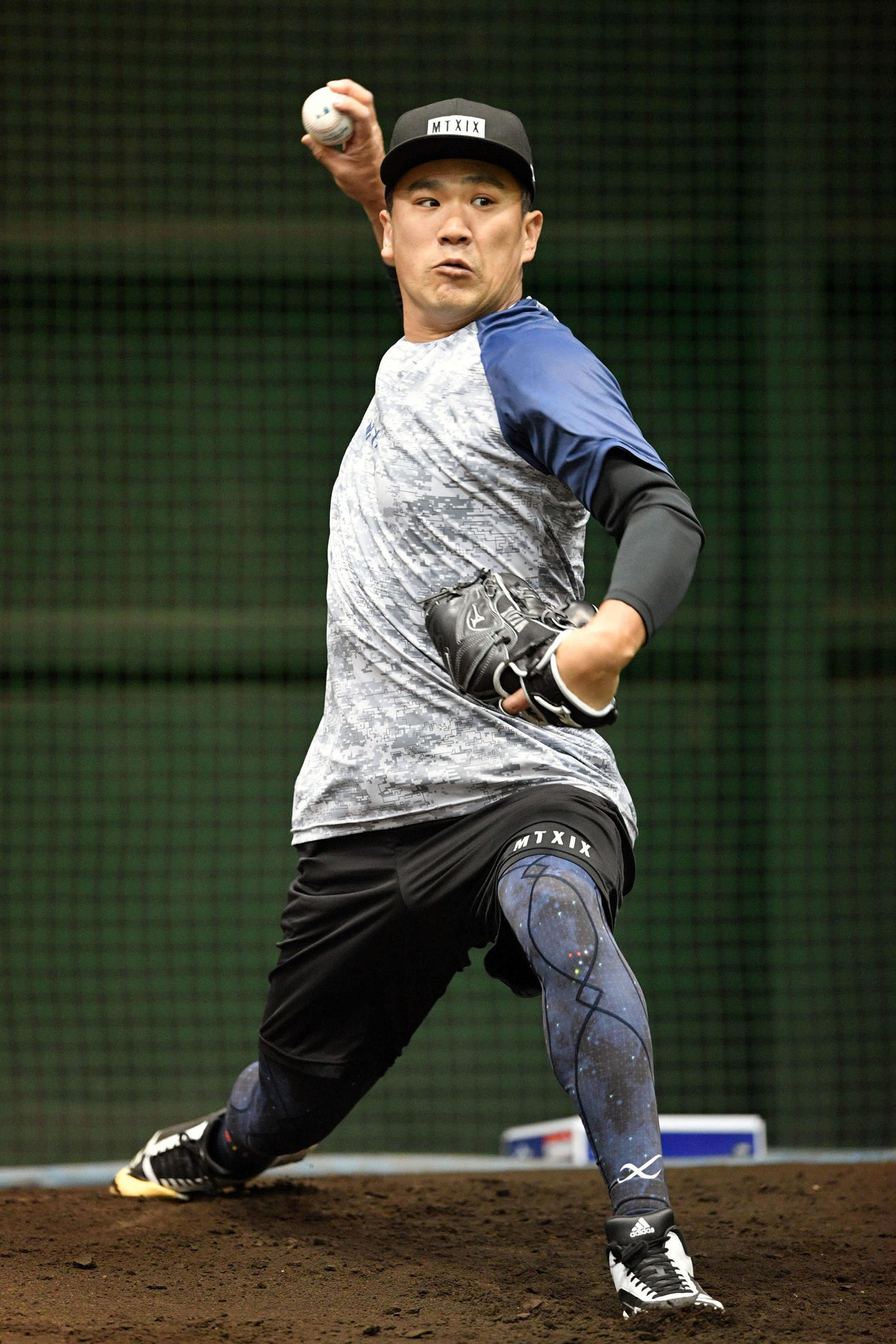 ブルペンで力投するヤンキース田中（撮影・滝沢徹郎）
