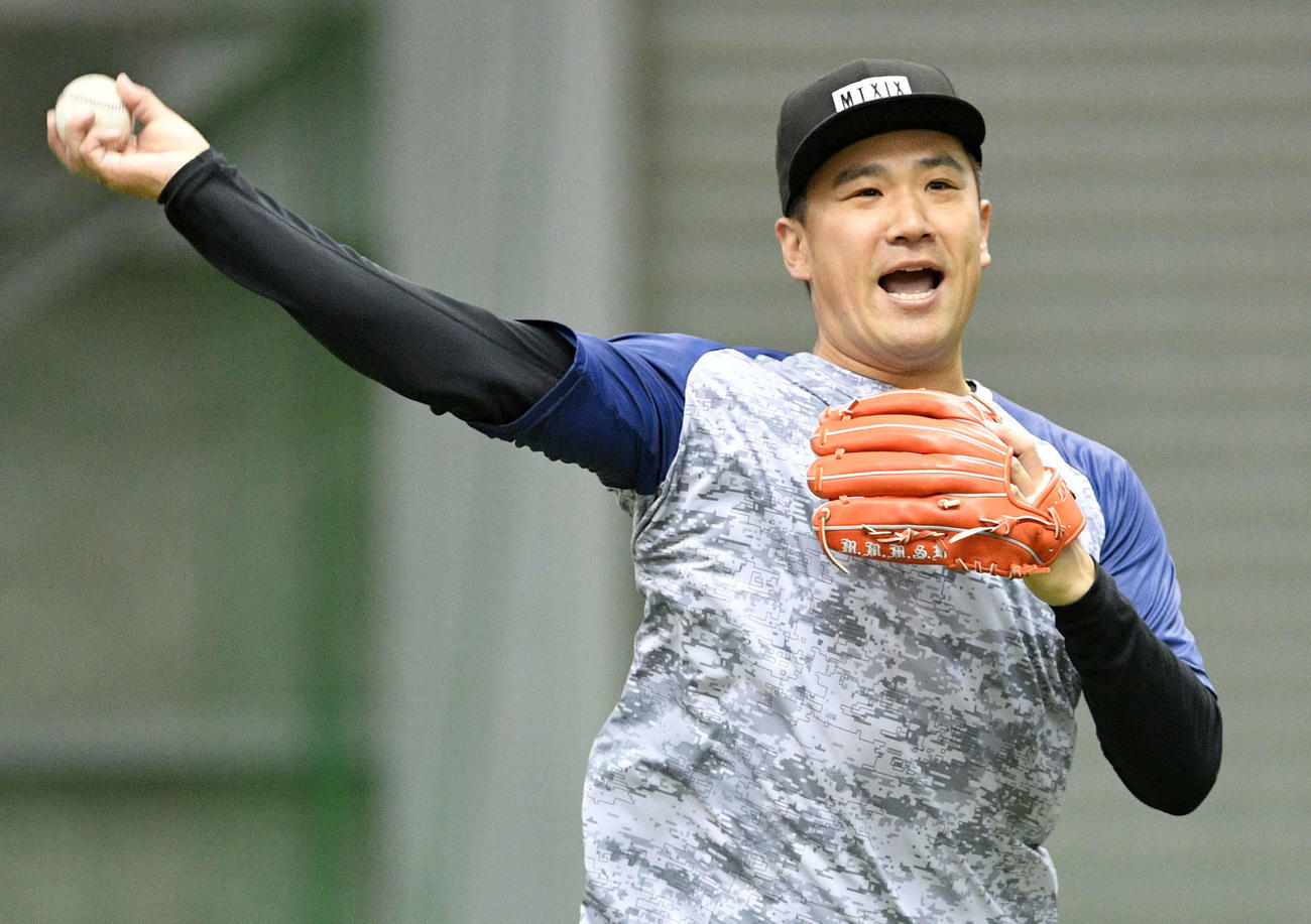 自主トレーニングで声を出しノックを受けるヤンキース田中（撮影・滝沢徹郎）