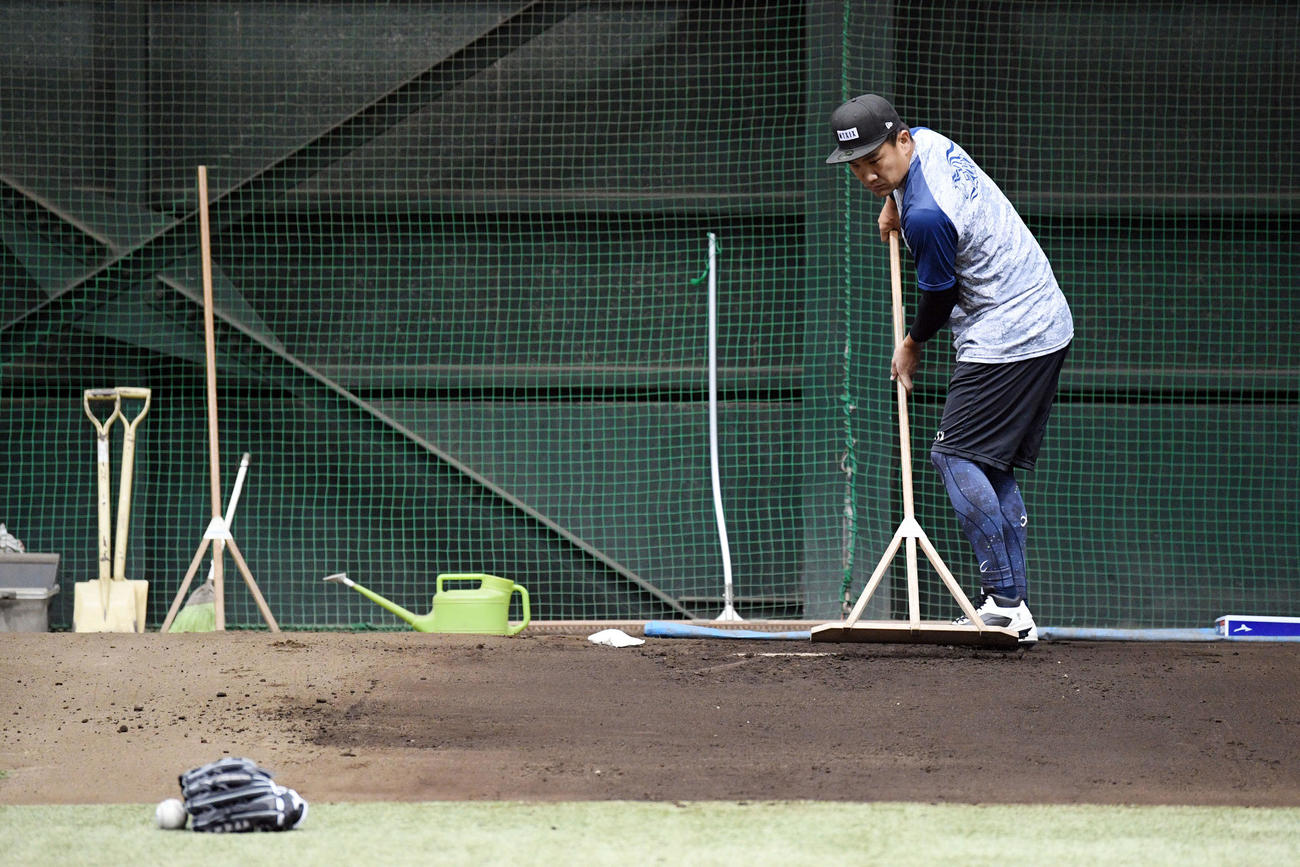 ブルペンの投球を終え整備するヤンキース田中（撮影・滝沢徹郎）