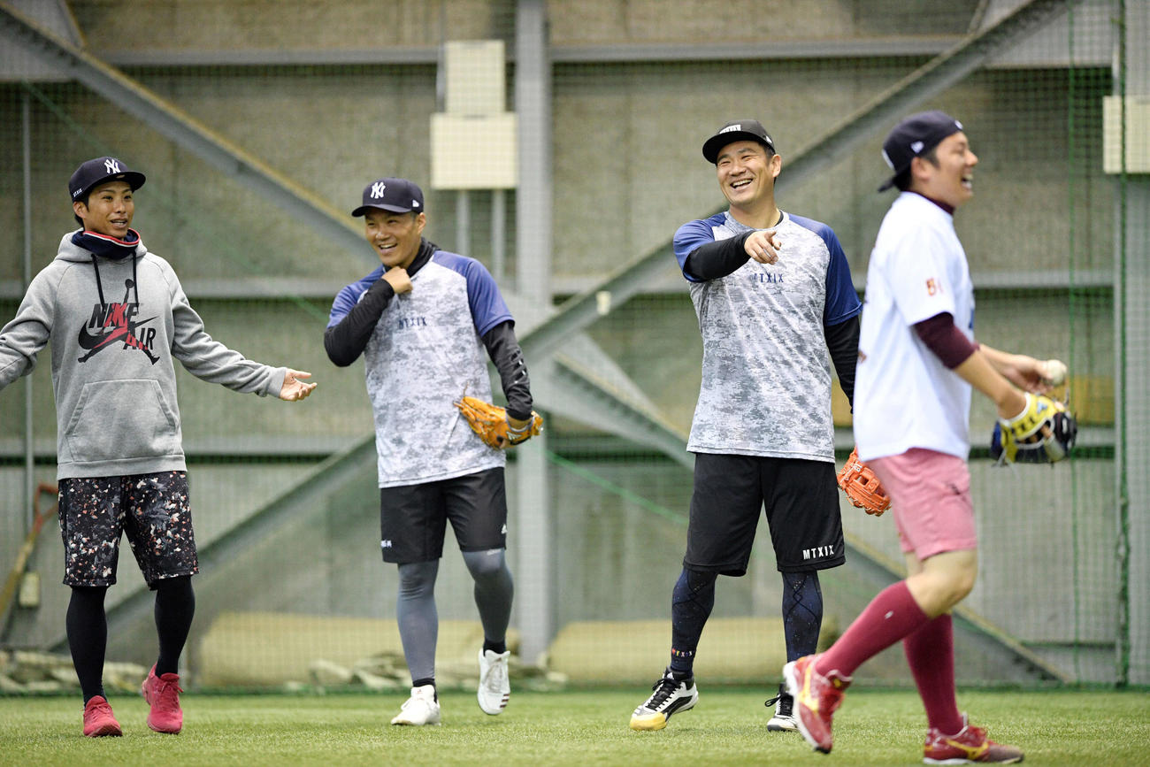 ノック中に楽天松井（右手前）を指さし笑顔のヤンキース田中（同奥）。左から辛島、則本昂（撮影・滝沢徹郎）