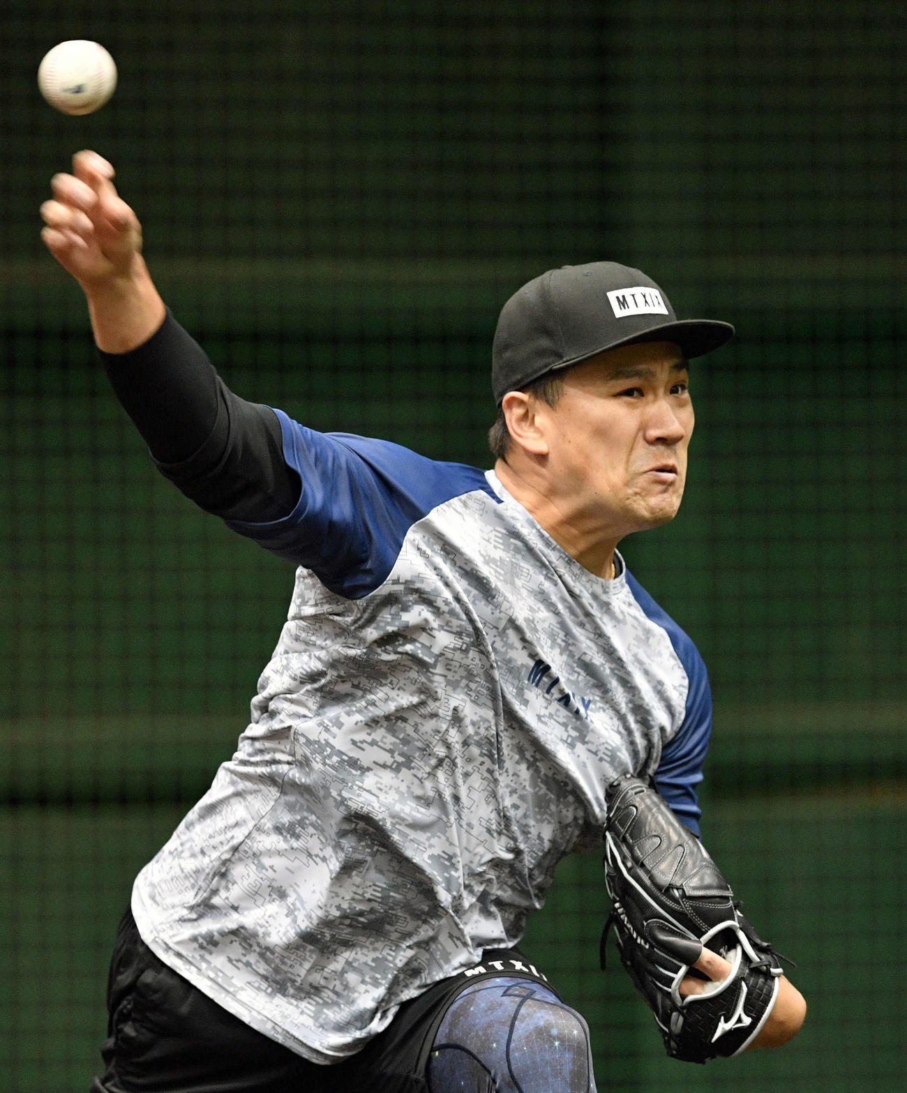 ブルペンで力投するヤンキース田中（撮影・滝沢徹郎）