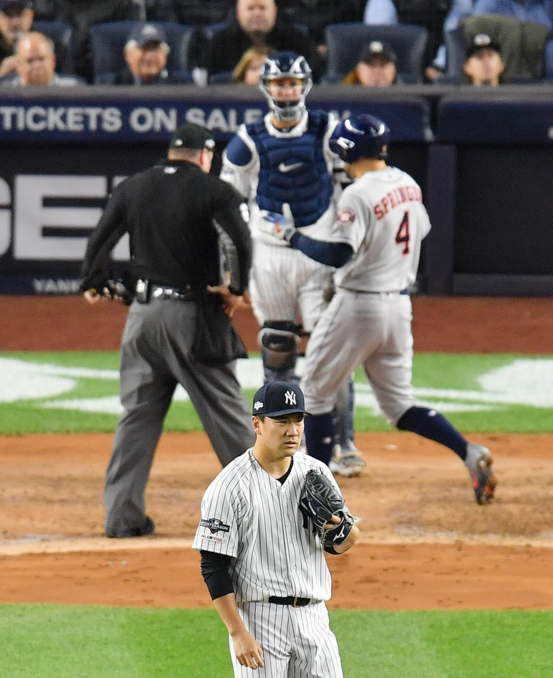 19年10月、ア・リーグ優勝決定シリーズ第4戦、アストロズ・スプリンガー（右端）に本塁打を浴びるヤンキース田中