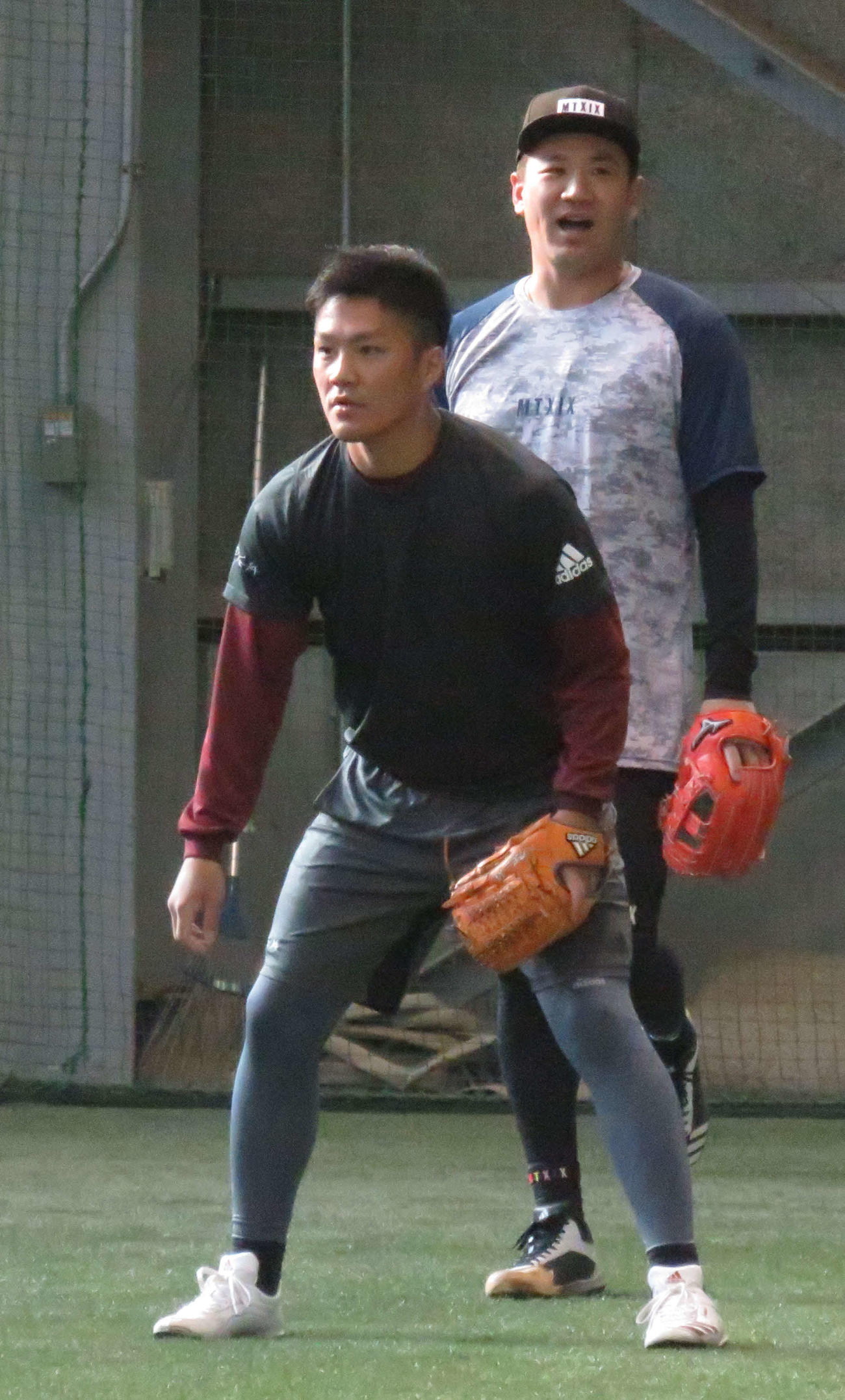 自主トレでノックを受ける楽天則本昂（手前）とヤンキース田中（撮影・桑原幹久）