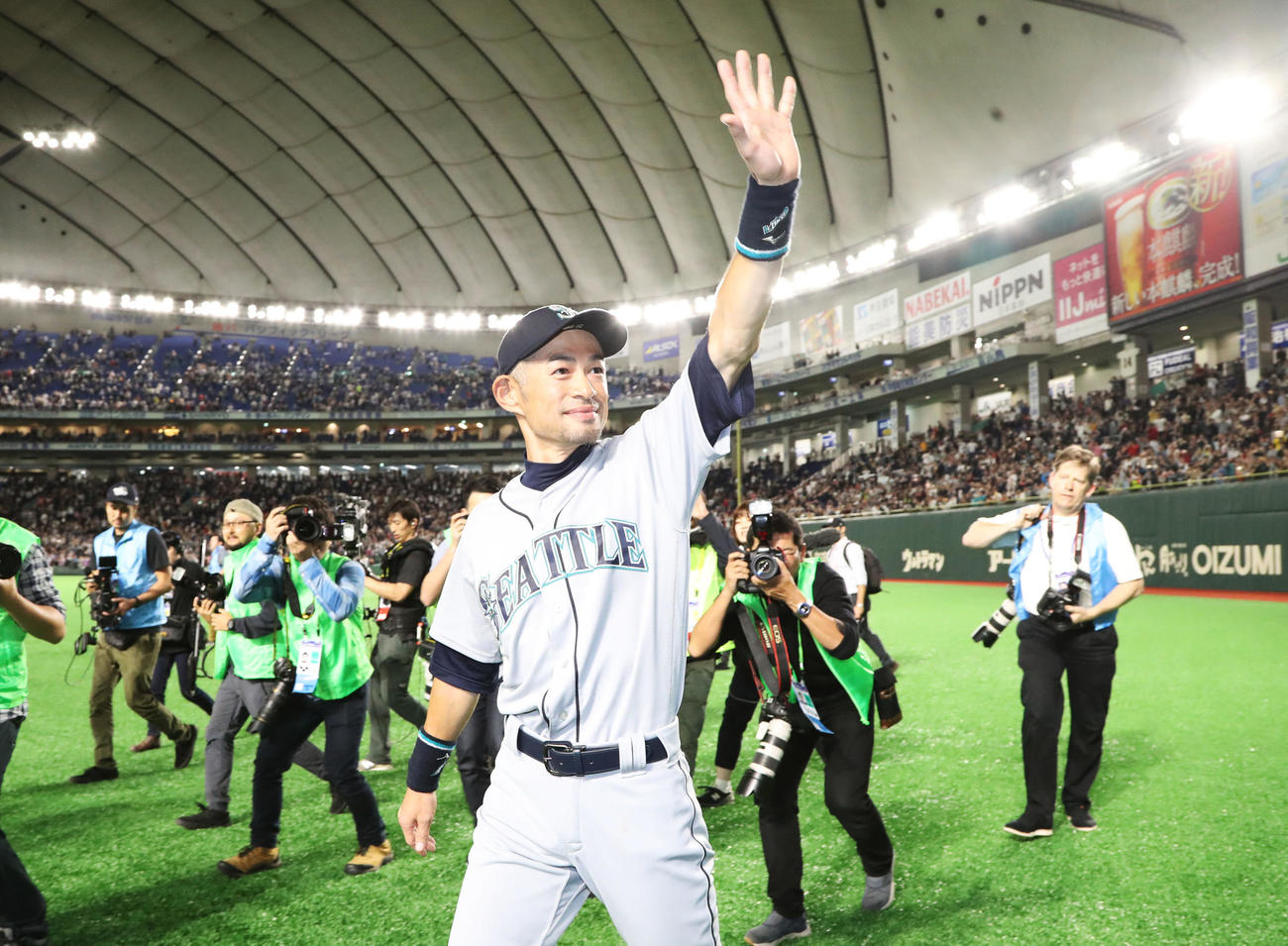 19年3月21日、アスレチックス戦の試合後、「イチロー」コールで待ちわびたファンの前で、場内一周するマリナーズのイチロー（中央）