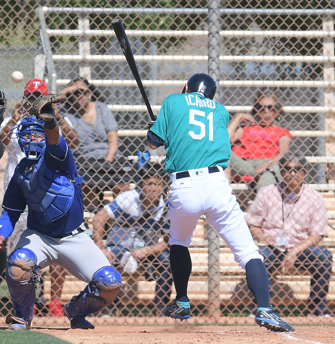 レンジャーズとのマイナーの試合に出場し、頭部に死球を受けるイチロー（18年3月23日撮影）