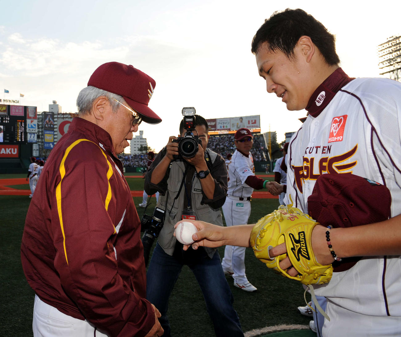 09年10月、ソフトバンクとのパ・リーグCS第1ステージ第2戦で完投勝利を飾った田中（右）からウイニングボールを受け取る楽天野村克也監督