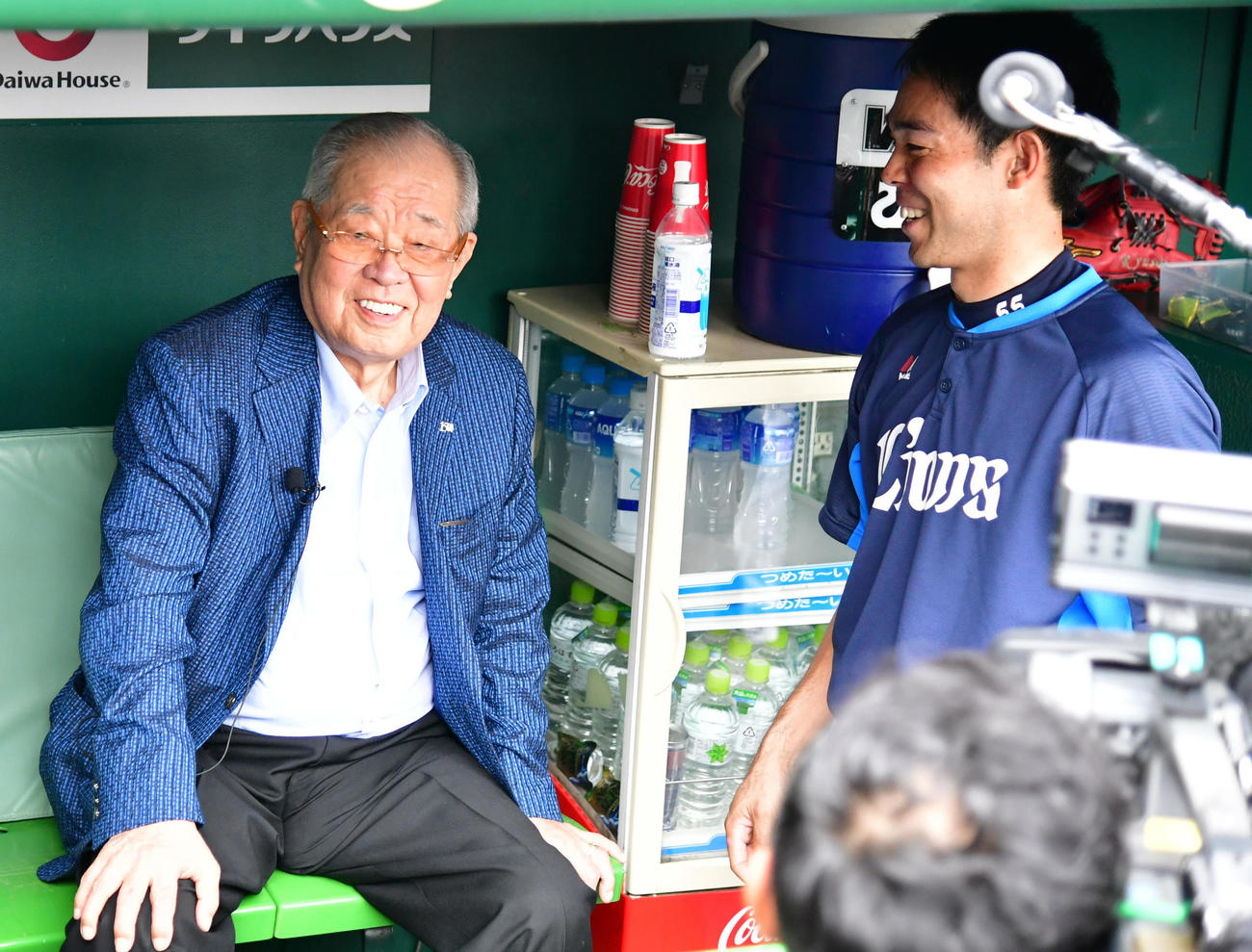 19年6月23日、試合前、西武ベンチを訪れ秋山翔吾（右）と話す野村克也氏（撮影・清水貴仁）