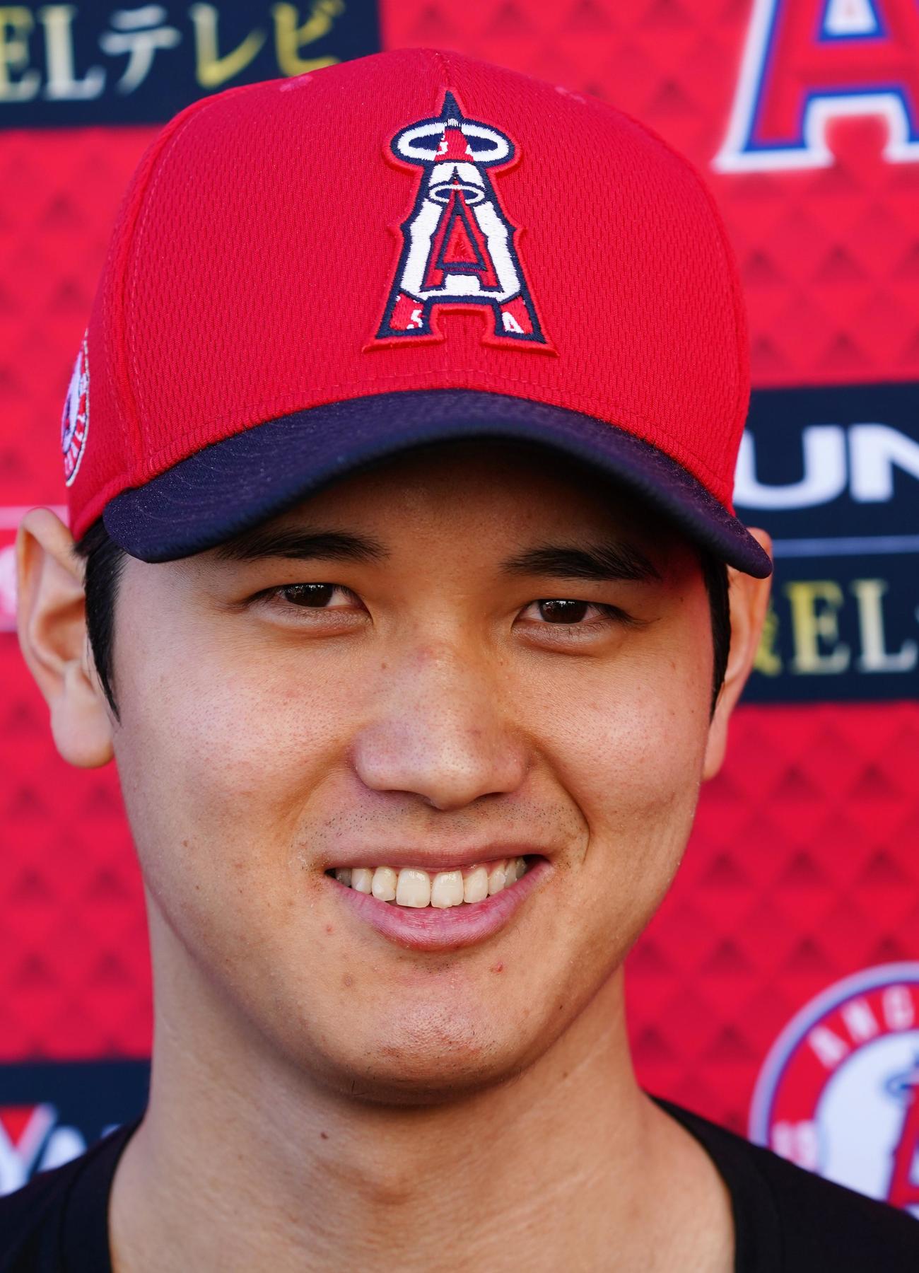 キャンプ初日を終え、笑顔で記者の質問に答えるエンゼルス大谷（撮影・菅敏）