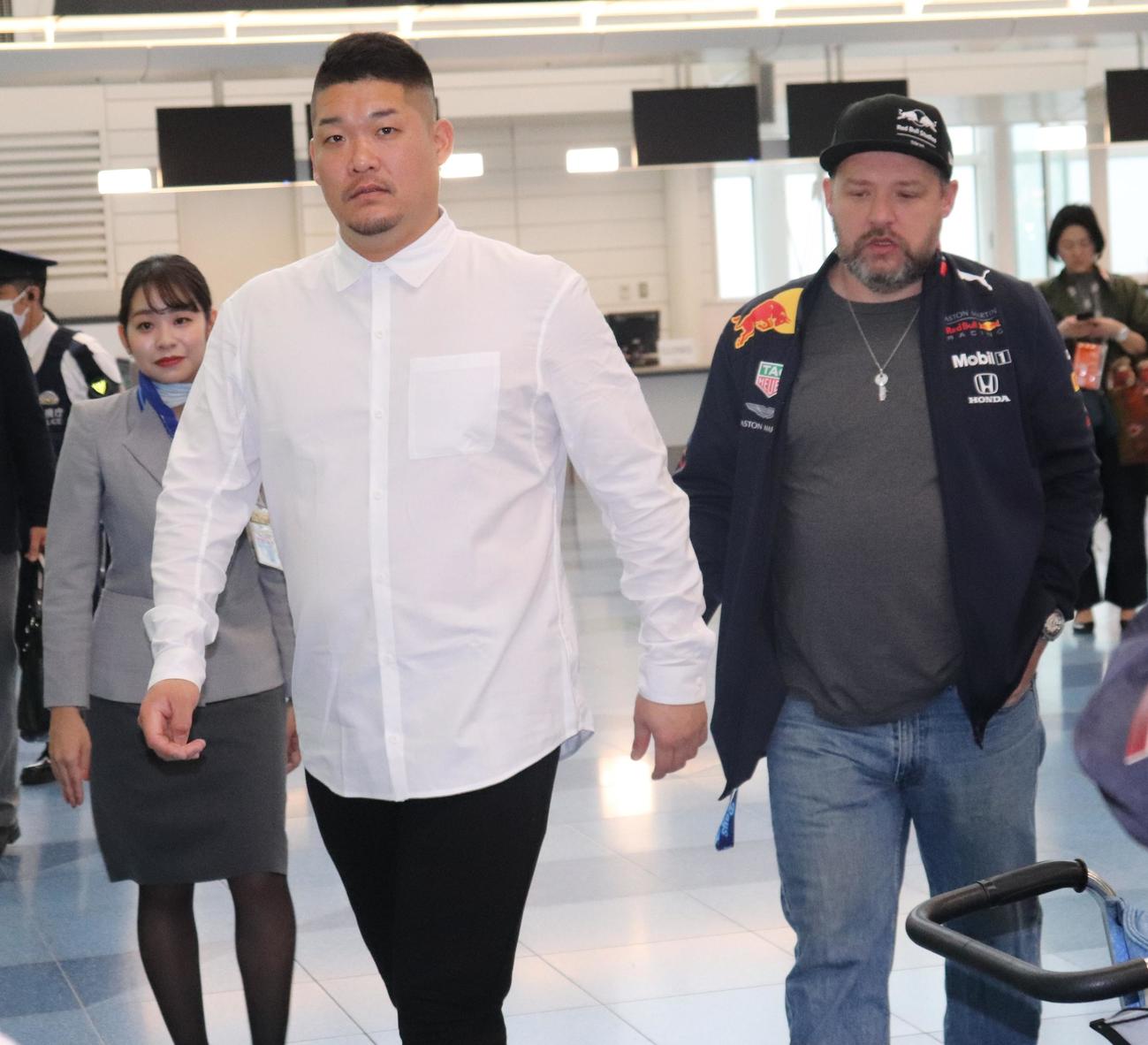 米国へ出発するため、羽田空港に到着したレイズ筒香（左）（撮影・古川真弥）