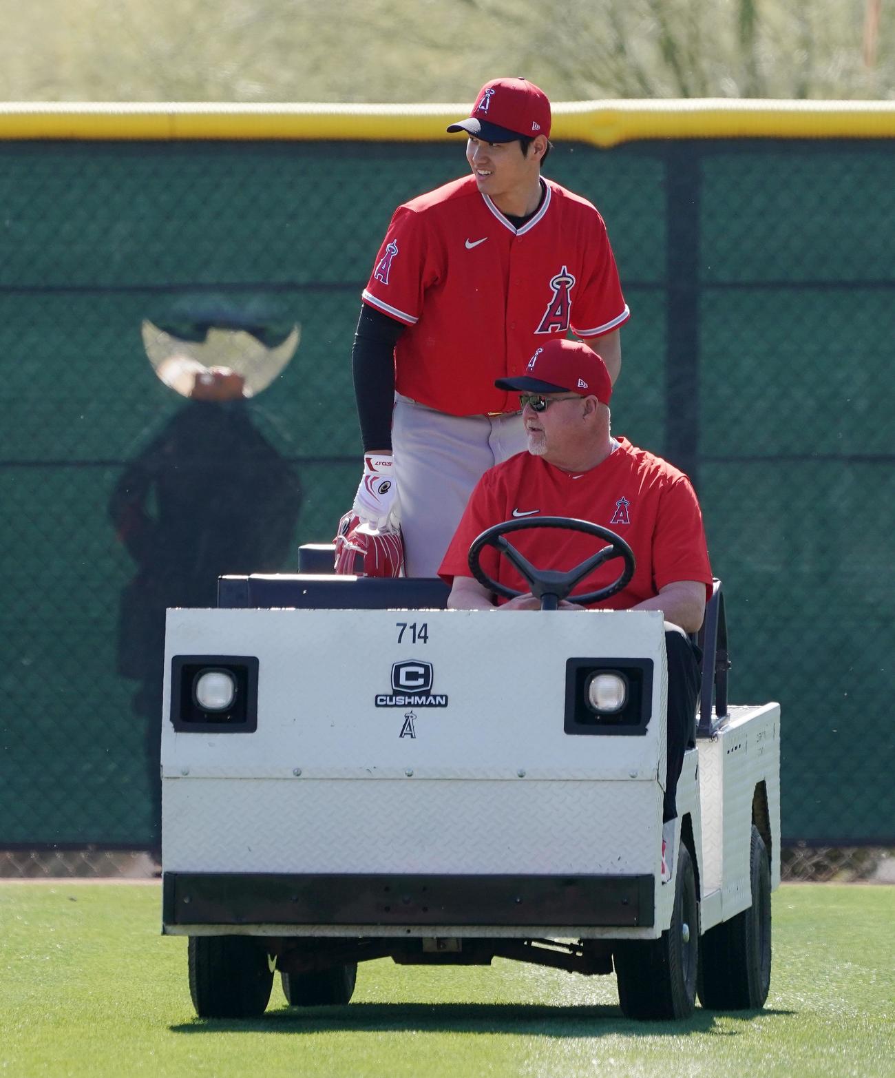 カートに乗り込むエンゼルス大谷（撮影・菅敏）
