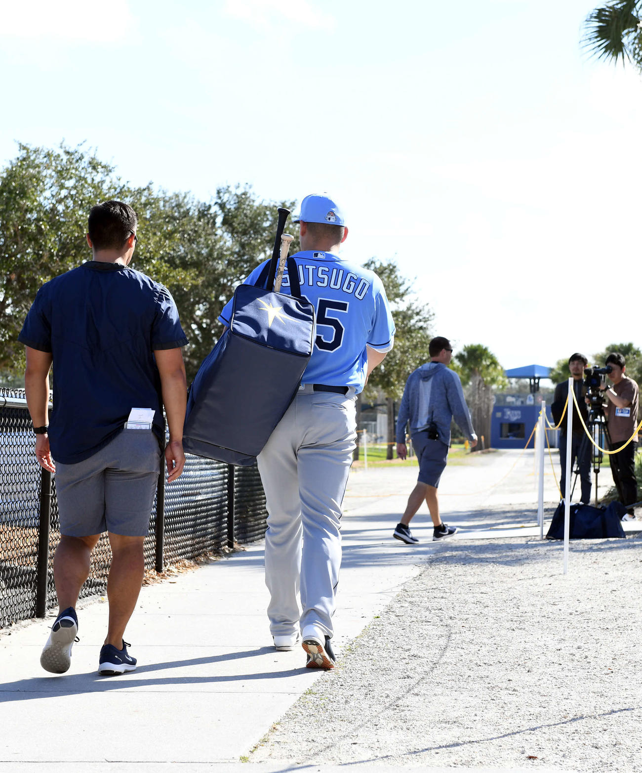 キャンプインしたレイズ筒香（中央）はミーティングへ向かう（撮影・山崎安昭）