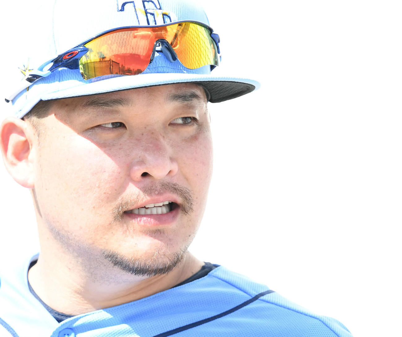 囲み取材で打撃練習を振り返るレイズ筒香（撮影・山崎安昭）