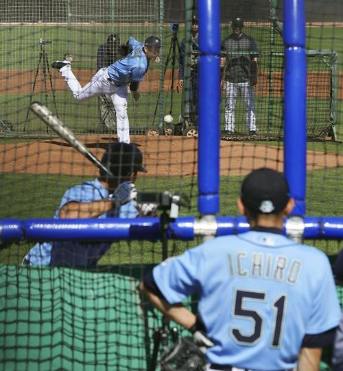 イチローさん(51)が見守る中、打撃投手を務めるマリナーズ平野(共同)
