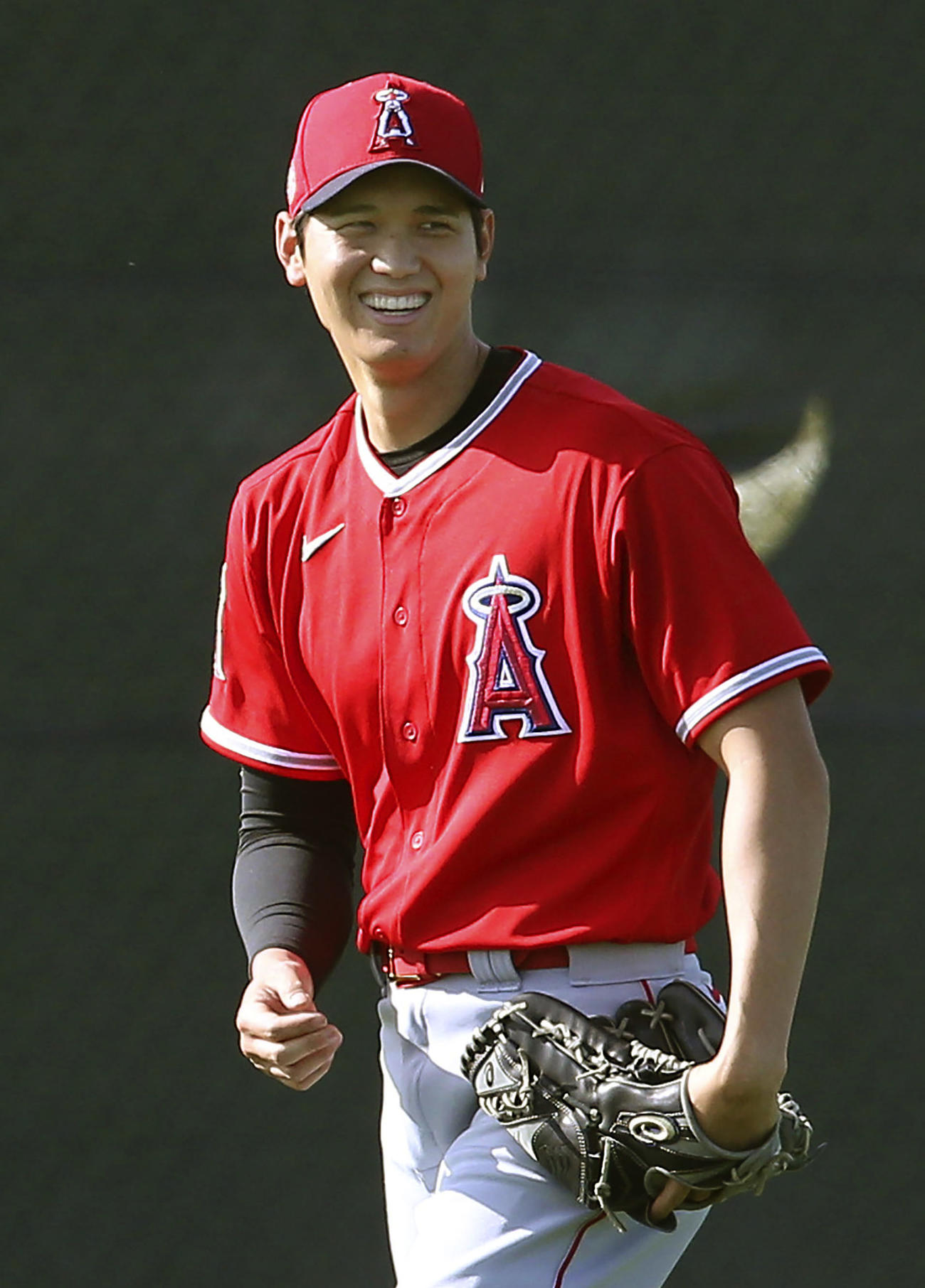 練習の合間、笑顔を見せるエンゼルス大谷（共同）
