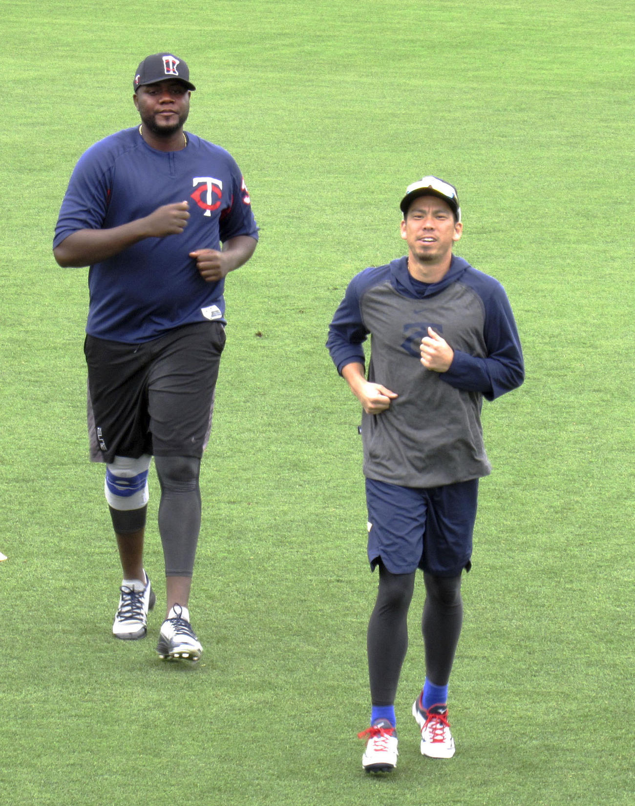 ランニングで調整するツインズ前田（右）（共同）