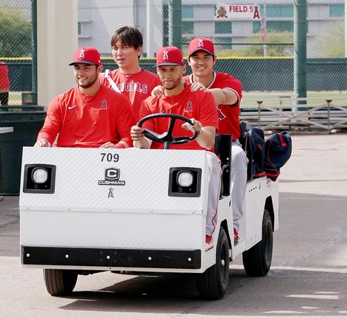 カートの後部座席に腰をかけ、シモンズ（右から2人目）の運転で引き揚げるエンゼルス大谷。左端はフレッチャー、左から2人目は水原通訳（撮影・菅敏）