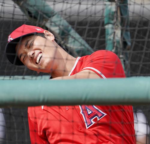 フリー打撃で空振りするエンゼルス大谷（撮影・菅敏）