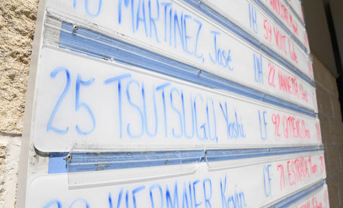 レイズ対ヤンキース　球場外にある先発メンバー表には手書きでレイズ筒香の名前があった（撮影・山崎安昭）