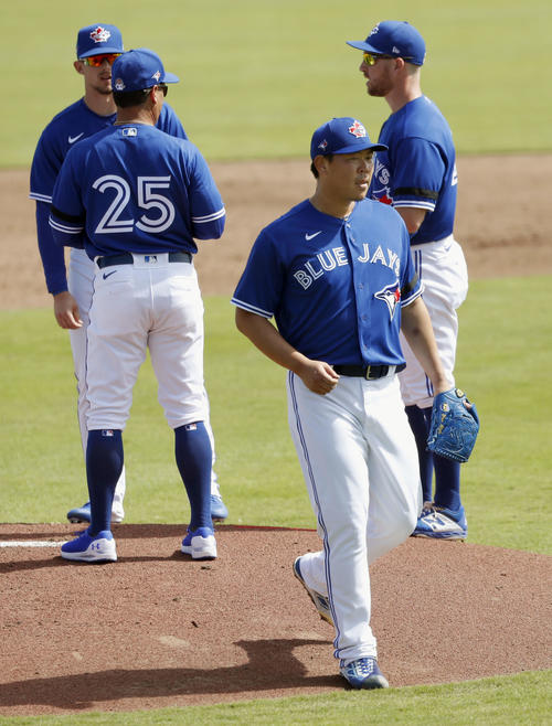 ブレーブス戦の1回途中、モントーヨ監督(25)に交代を告げられ降板するブルージェイズ山口(手前)(共同)