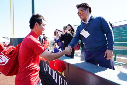 オープン戦エンゼルス対レッズ戦を訪れた岩村氏（右）から激励を受けるレッズ秋山（撮影・菅敏）