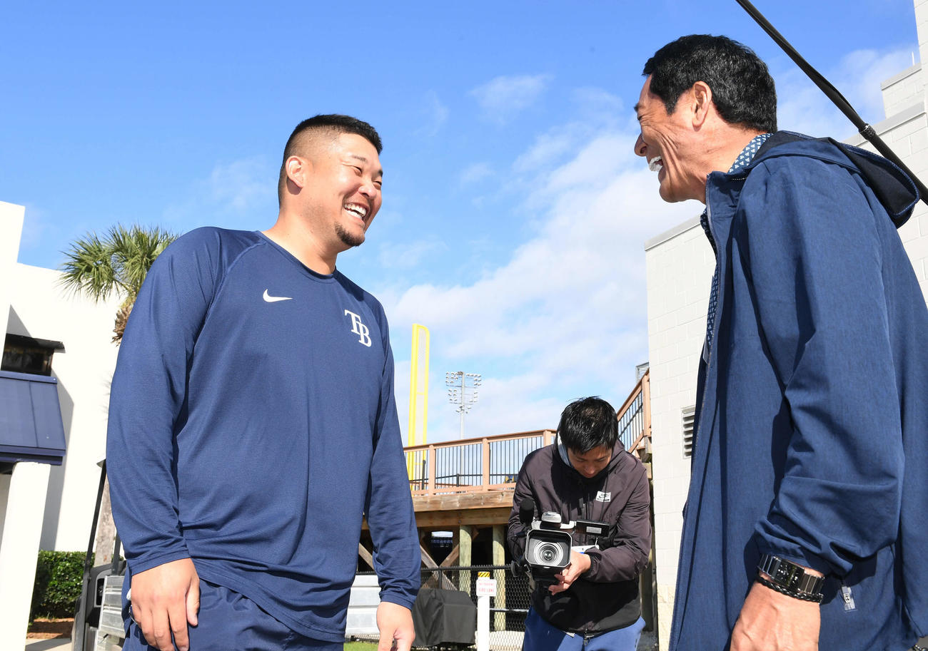 レイズ対タイガース　試合前、自主トレから戻った筒香（左）は中畑氏と談笑する（撮影・山崎安昭）