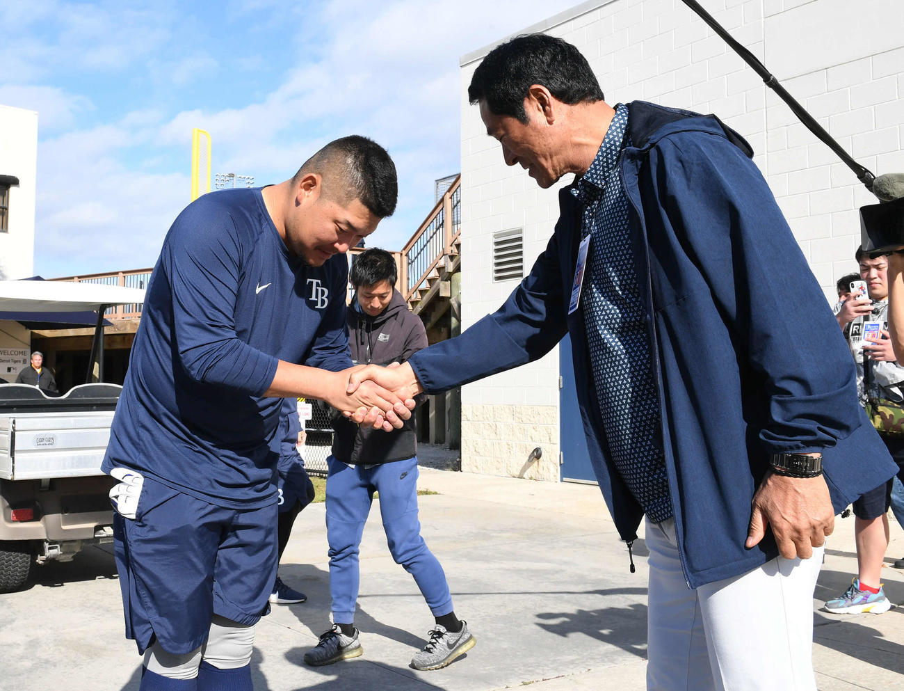 レイズ対タイガース　試合前、自主トレから戻った筒香（左）は中畑氏と握手する（撮影・山崎安昭）