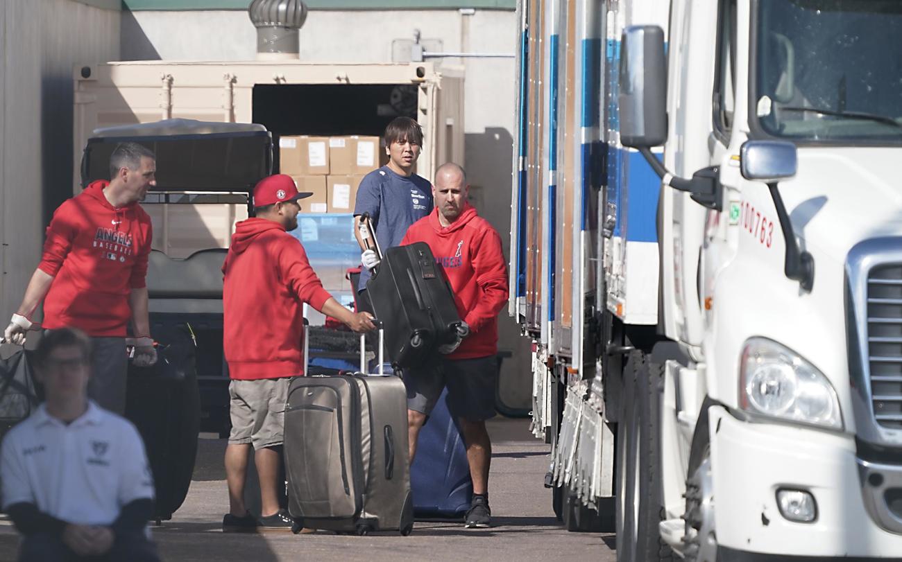 エンゼルスのキャンプ地で水原通訳（右から2人目）が見守る中、トラックに荷物を載せるスタッフ（撮影・菅敏）
