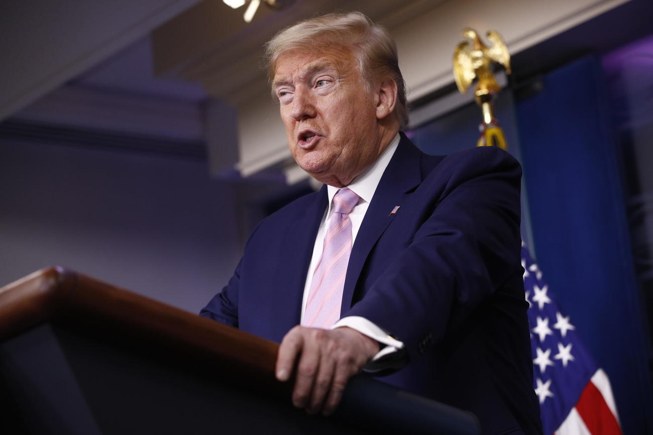 コロナウイルス対策本部の説明会で講演するトランプ大統領（AP）