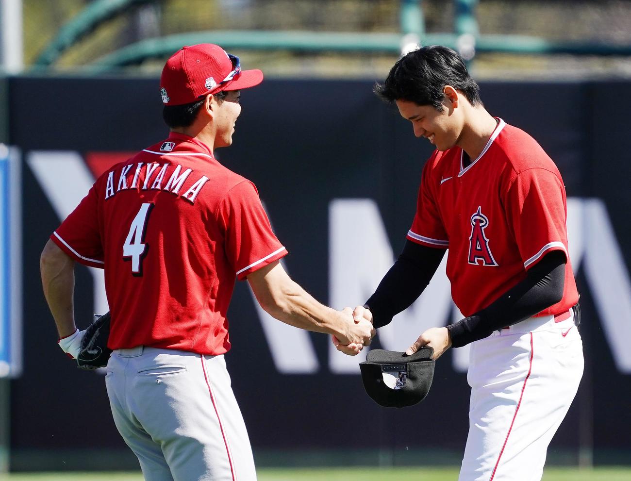 レッズ秋山（左）に握手であいさつするエンゼルス大谷（2020年2月25日）