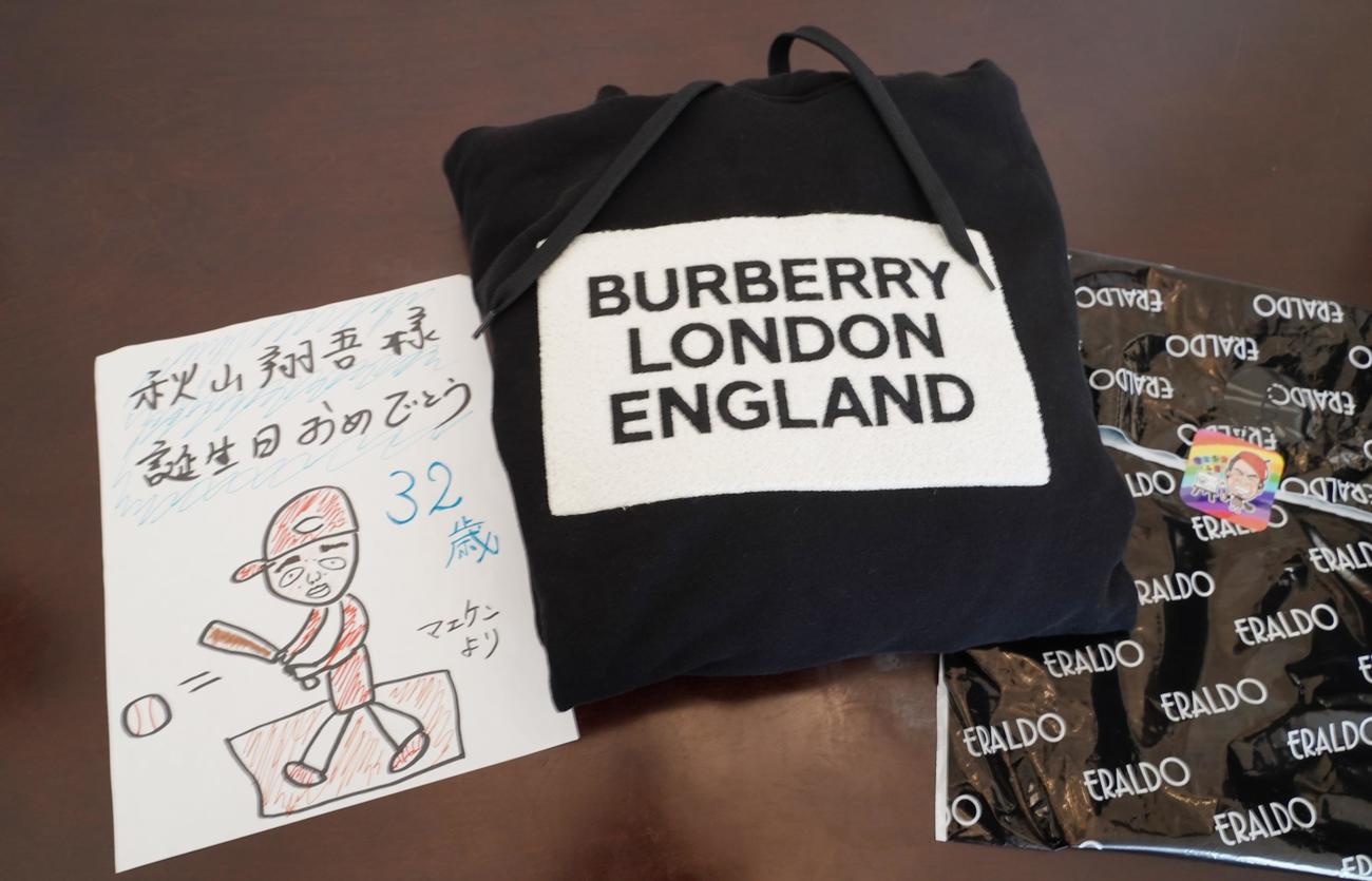 ツインズ前田からレッズ秋山宛てに贈られた誕生日プレゼントの似顔絵とパーカ（本人提供）（本人提供）