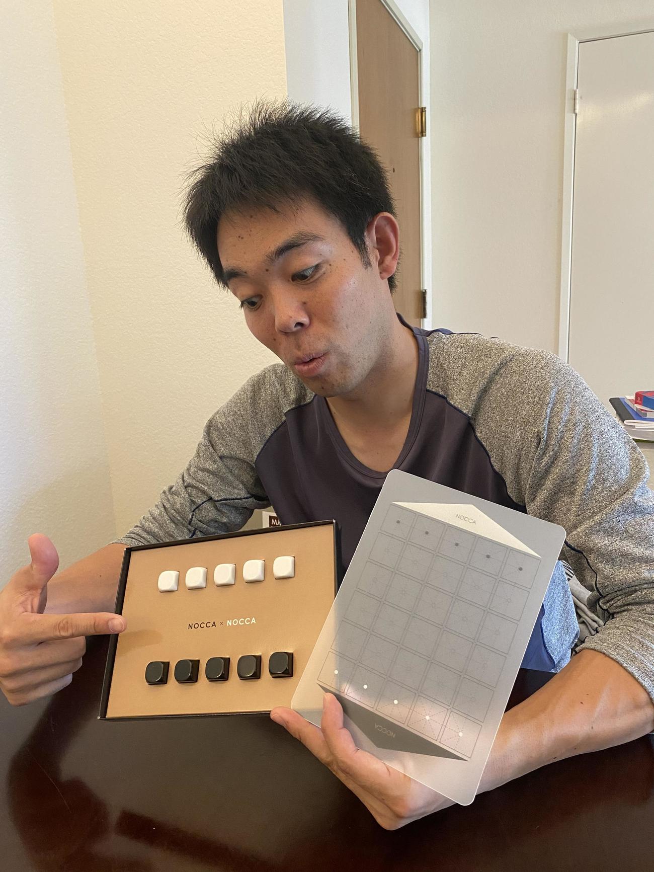 ノッカノッカを手にするレッズ秋山（本人提供）