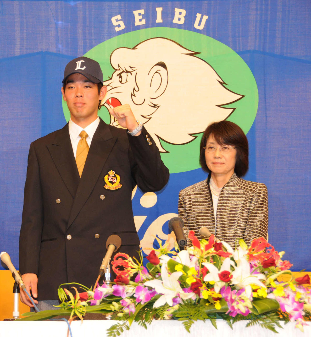 10年12月、西武入団に合意し、写真撮影に臨む秋山と母順子さん