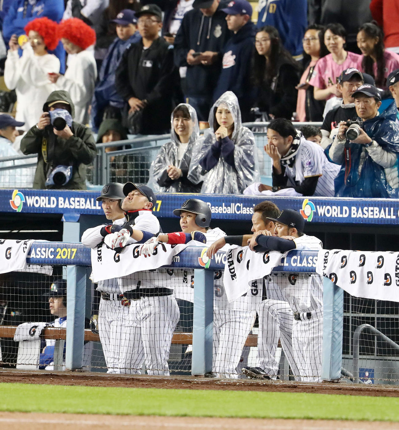 第4回WBC決勝ラウンド・準決勝　米国に敗れ肩を落とす、左から鈴木、内川、坂本、中田、菊池（2017年3月21日撮影）