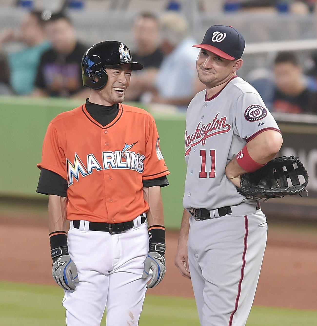 イチロー氏（左）と談笑するナショナルズ・ライアン・ジマーマン（撮影・菅敏＝2015年4月26日）